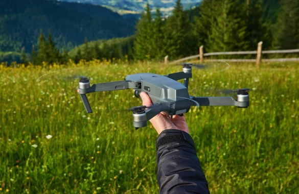 Mano de una persona sosteniendo un drone