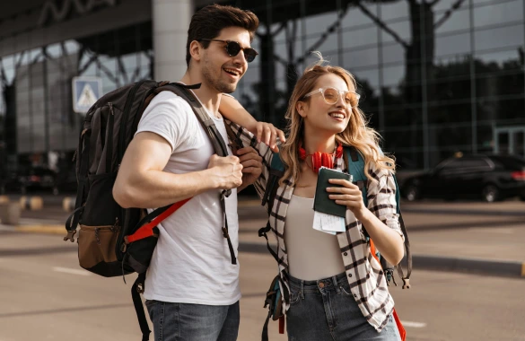 2 turistas fuera del aeropuerto
